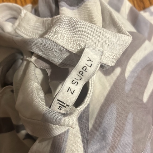 Z Supply Woman’s Camo Cut Out Tee Size S - Picture 3 of 4